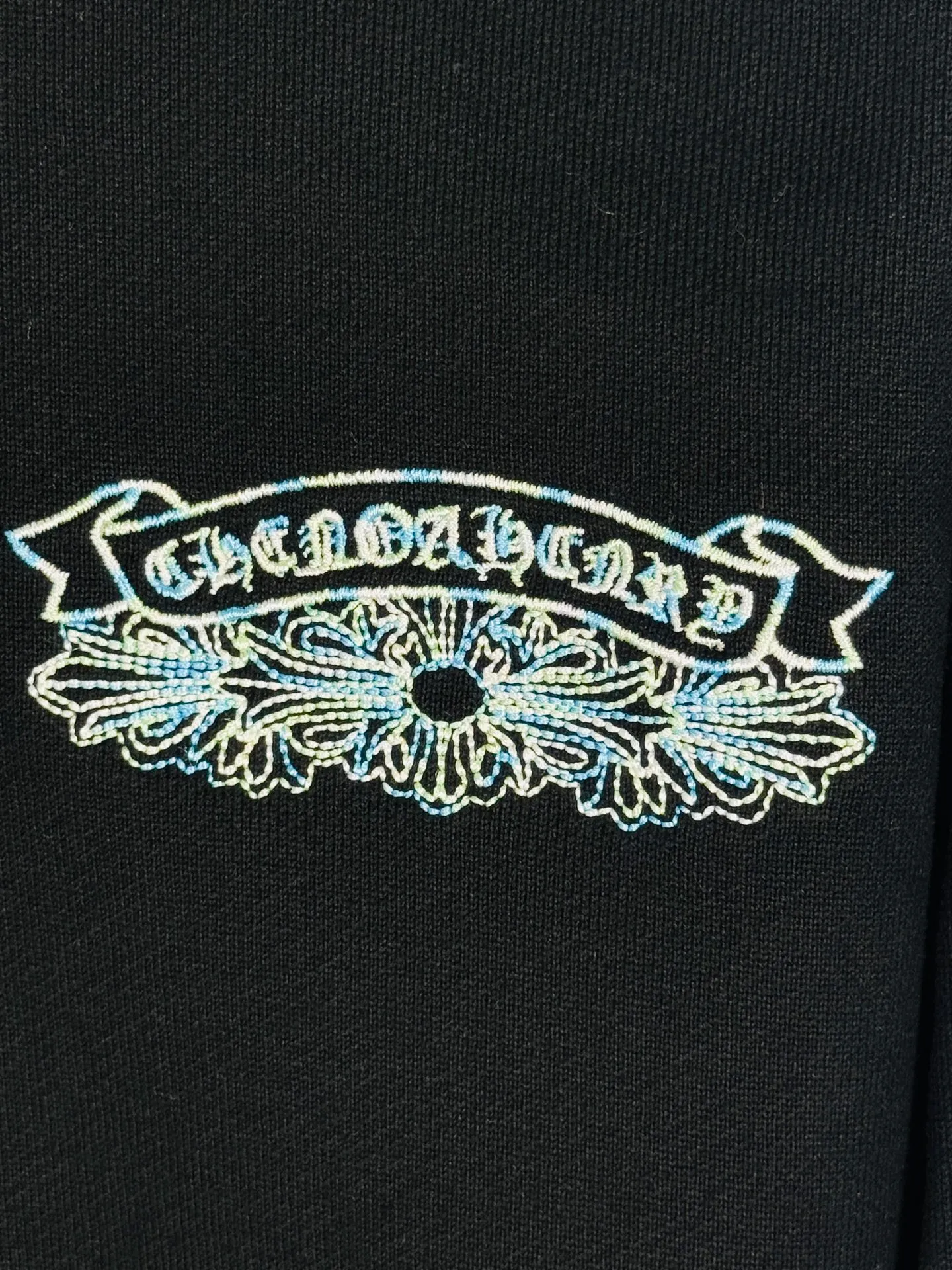 P240 top version, real shot without P, ​​different from market currency) 𝗖𝗵𝗿𝗼𝗺𝗲 𝗛𝗲𝗮𝗿𝘁𝘀/Cro Heart 2025 washed patch embroidery autumn and winter new original single counter American laser burnt 3D three-dimensional color embroidered couple casual sweatshirt 👑The highest version! Customized fabric 430g tripe terry fabric! American acid-washed and distressed original fabric laser burnt ✟appliqué embroidery and exquisite embroidery of letters! The best-selling model in the counter, very comfortable to wear. Accessories: original molded and authenticated collar label➕100% silk wash label. Genuine purchase-grade original hangtag➕matching hanging rope➕3D hanging beads➕original packaging bag. Craftsmanship: The original version has consistent wiring! The highest version of the armhole matching technique! Color: Gray Black Size: S M L XL Style No.: 9302